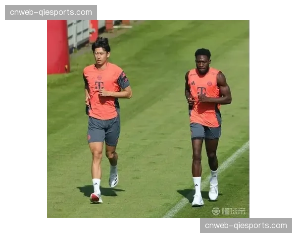 场边花絮：拜仁小将帕夫洛维奇热身时与助教反复进行位置跑动演练